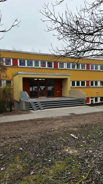 Die beiden maroden Außentreppen wurden von Grund auf erneuert, die Kelleraußenwände gegen Feuchtigkeit abgedichtet und an einem Eingang eine regelkonforme Rampe zur barrierefreien Erschließung ergänzt.