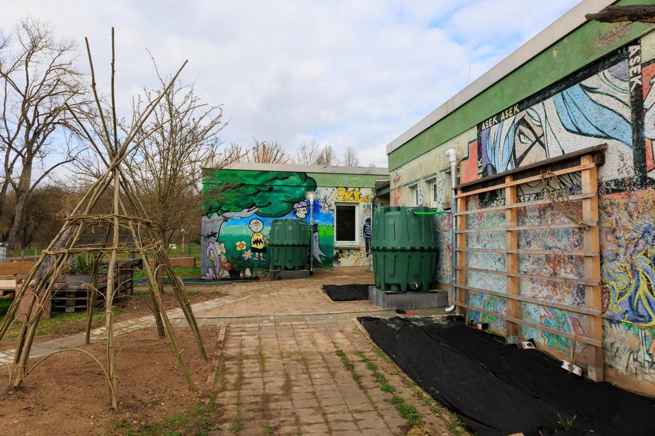 Zwei große Wasserspeicher sammeln die Niederschläge und dienen im Sommer der Gartenbewässerung.