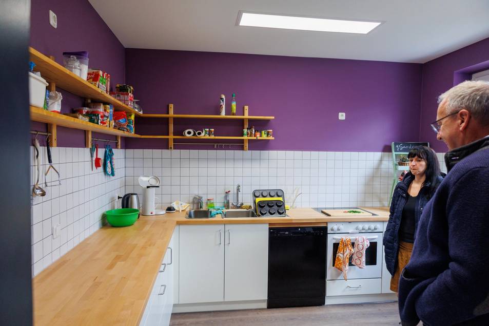 Es entstanden ein neuer Sanitärbereich mit behindertengerechtem WC, ein zusätzliches WC für Personal sowie eine neue Küche.