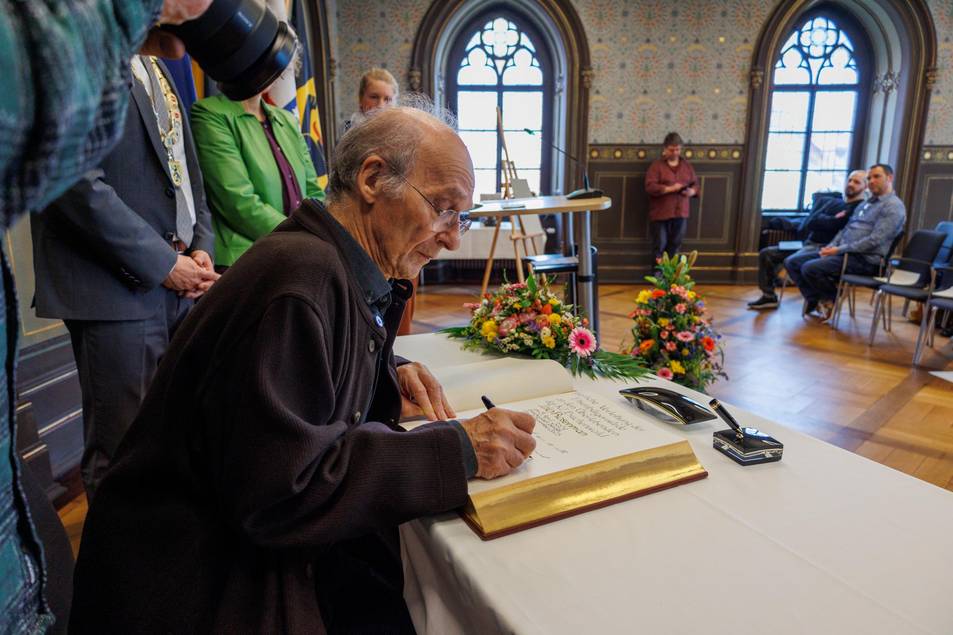 Izio Rosenman beim Eintrag ins Goldene Buch der Stadt Weimar