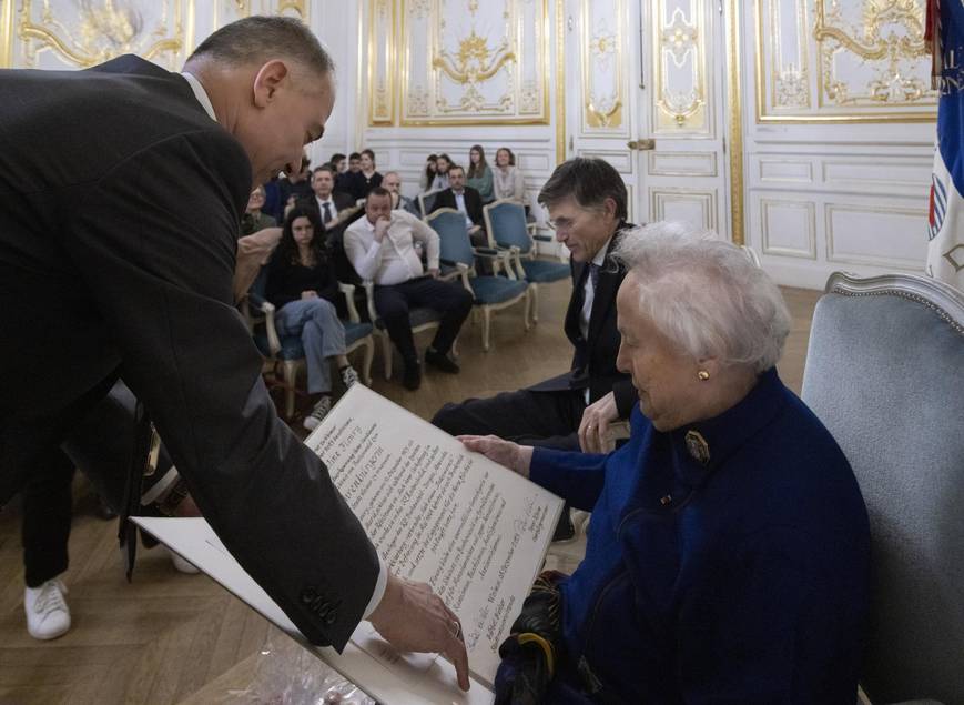 Oberbürgermeister Peter Kleine überreicht die Urkunde an Jacqueline Fleury, im Hintergrund: François de Mazières, Bürgermeister von Versailles