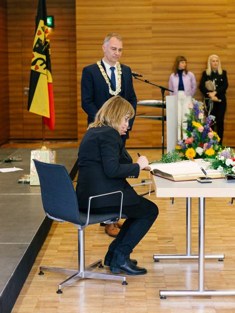 Anath Himmelhoch nahm die Ehrenbürgerurkunde für ihren Vater Moshe Ludvig Kessler entgegen