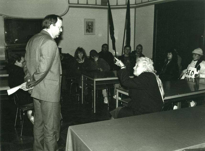 Am 5. Dezember 1989 wurde einigen wenigen Demonstranten, unter ihnen dem Fotografen Harald Wenzel-Orf, der Zutritt zum MfS-Gebäude in der Cranachstraße gewährt. Das Bilddokument zeigt einen leitenden Angestellten der Kreisdienststelle, der auf nahezu alle Fragen stereotyp entgegnete, dass er sie leider nicht beantworten könne.