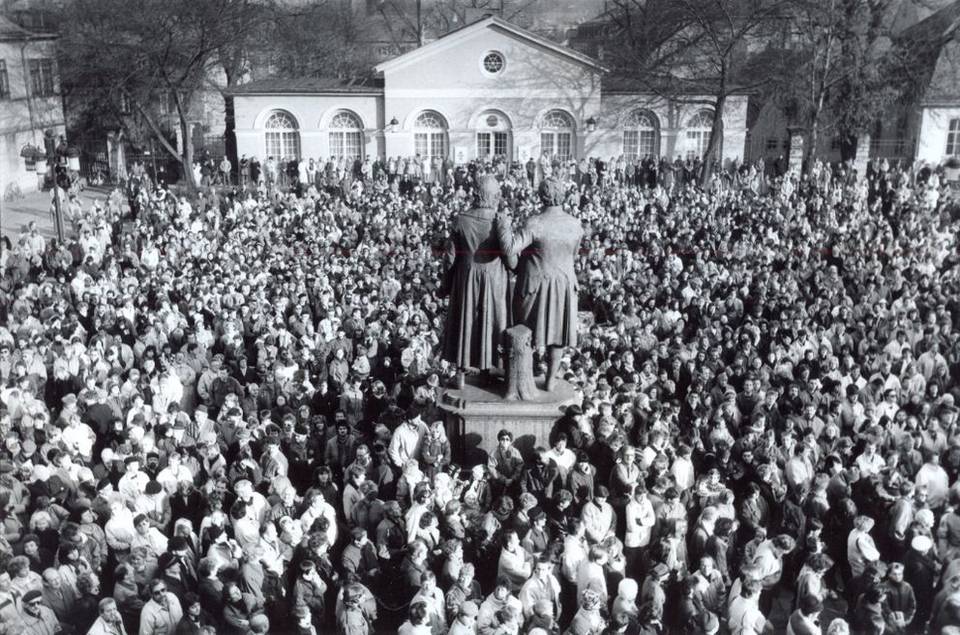 Der Theaterplatz am Sonntag, 19. November 1989 – übersät mit Menschen. Sie haben keine Transparente in den Händen, denn diese sind weithin sichtbar an der Fassade des Deutschen Nationaltheaters angebracht worden.