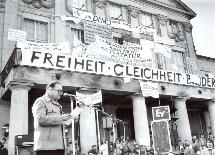 Der Weimarer Bürgerrechtler und Schriftsteller Wulf Kirsten spricht am 19. November 1989 vor dem Deutschen Nationaltheater.