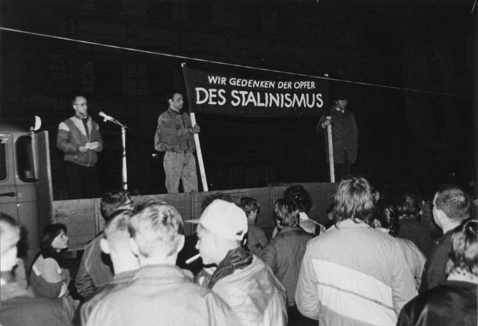 Improvisierte Rednertribüne vor der Musikhochschule (ehemaliges Fürstenhaus) auf dem Platz der Demokratie im Oktober 1989.