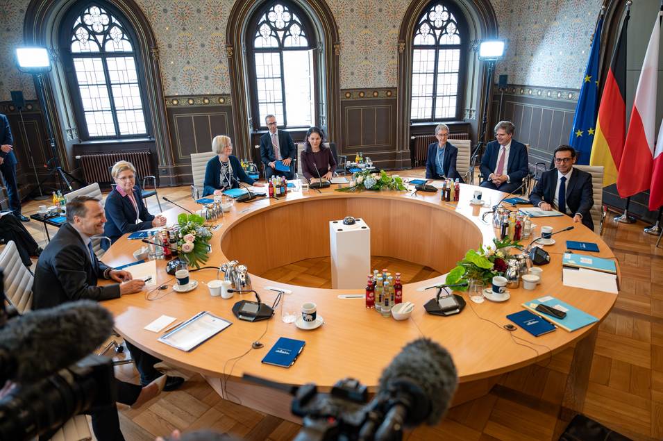 Arbeitsgespräche der Außenminister im Festsaal des historischen Rathauses.