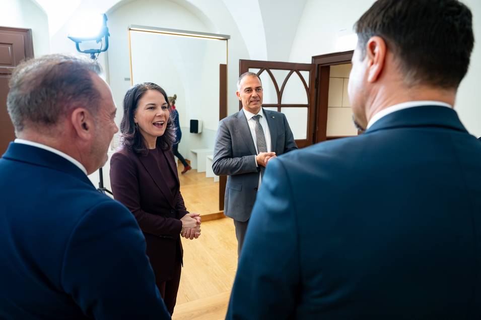Annalena Baerbock gemeinsam mit Oberbürgermeister Peter Kleine, Marc Gricourt und Rafal Zwolak.