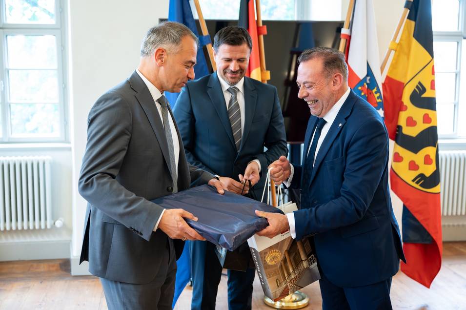 Übergabe von Gastgeschenken.