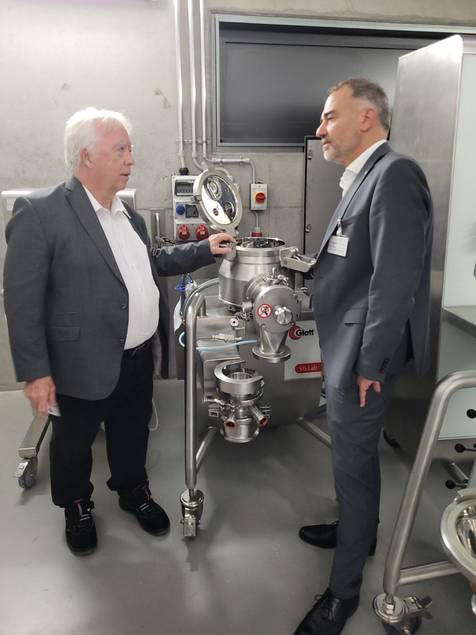 Reinhard Nowak und Peter Kleine während des Rundgangs durch die Produktionsstätte