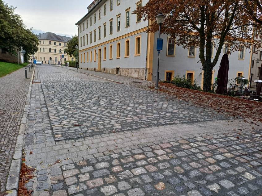 Damit die in Beton verlegten Pflasterbereiche im Zuge der Plateauaufpflasterungen noch entsprechend abbinden und aushärten können, muss die Burgplatzdurchfahrt noch bis zum 30. September 2024 gesperrt bleiben.