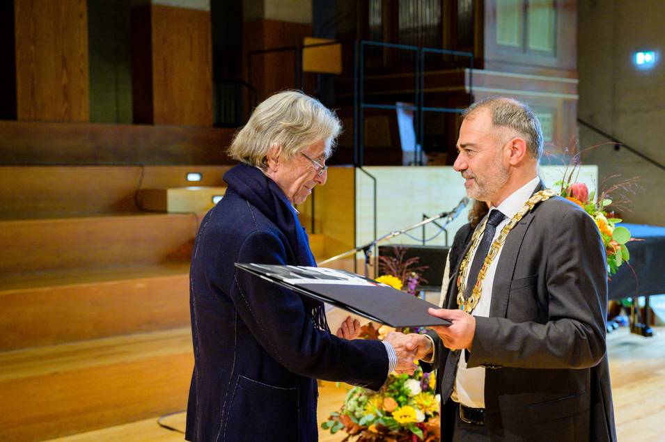 Oberbürgermeister Peter Kleine bei der Überreichung der Urkunde an Bernd Kauffmann.