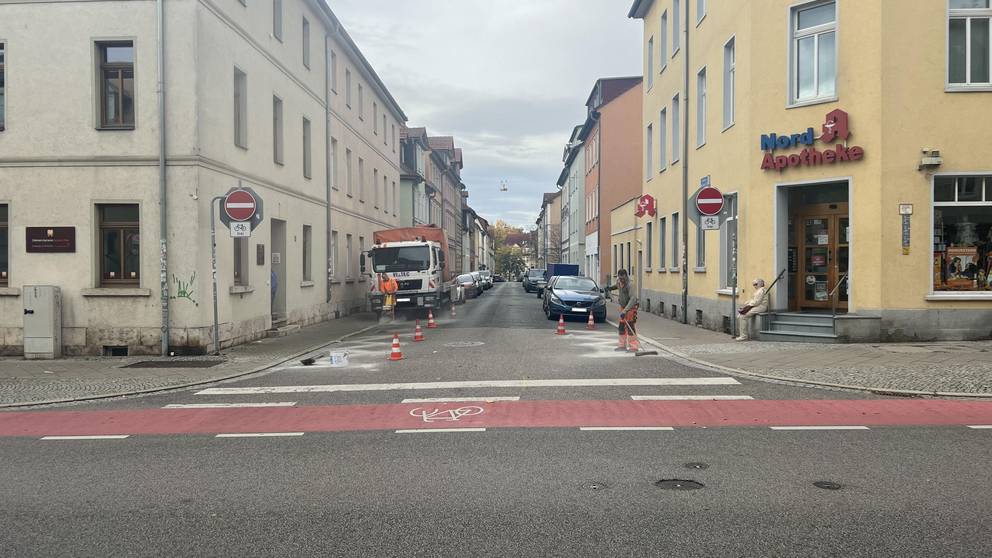 Markierer Viatec aus Altenburg bei der Änderung Markierung in der Friedrich-Naumann-Straße