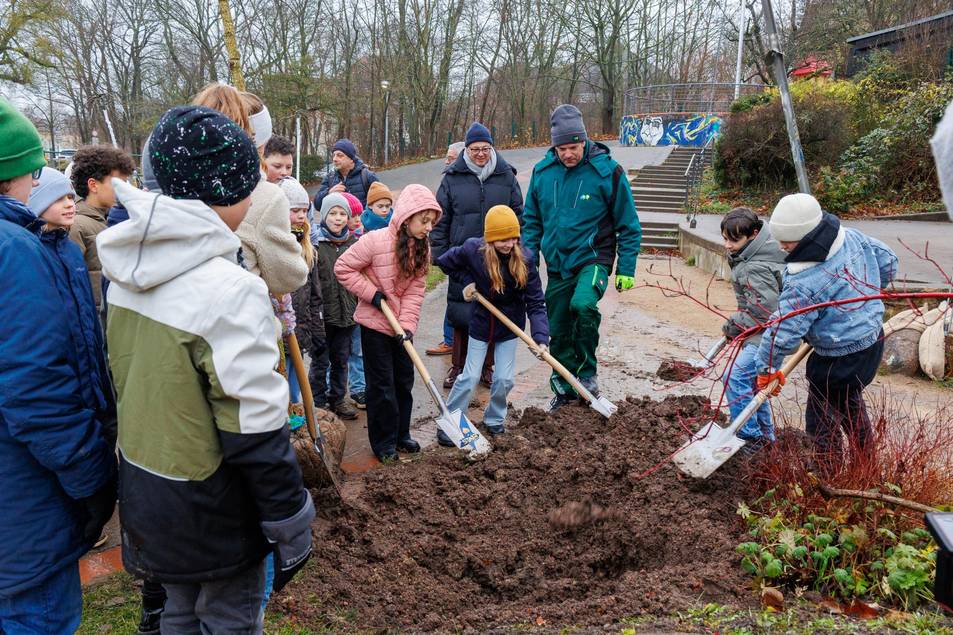 Schülerinnen und Schüler der Jenaplanschule bei der Pflanzung