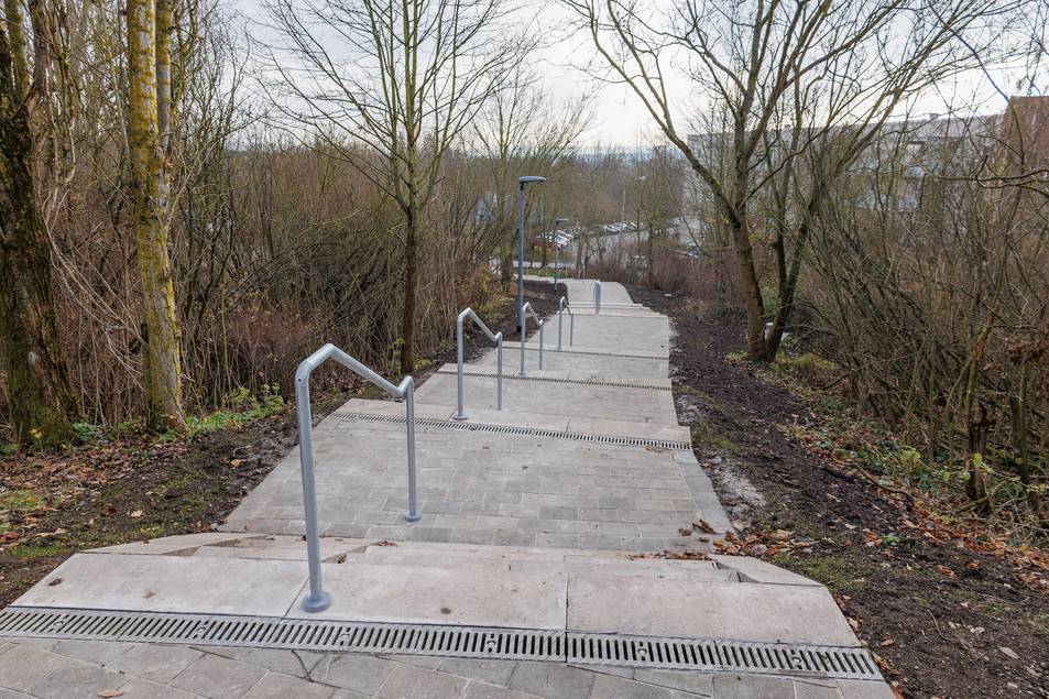 Die vorhandenen Stufen, Kinderwagenrampen sowie die Pflasterbeläge wurden nach einer Reinigung wiederverwendet.