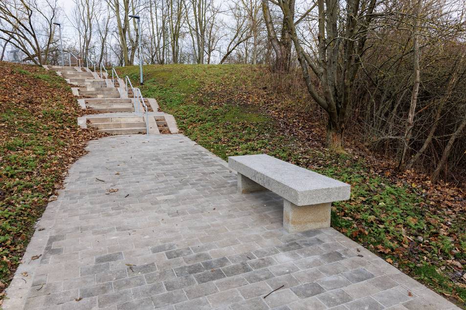 Der schwierige Boden des Lärmschutzdamms machte es notwendig, die Treppen besonders stabil zu bauen.