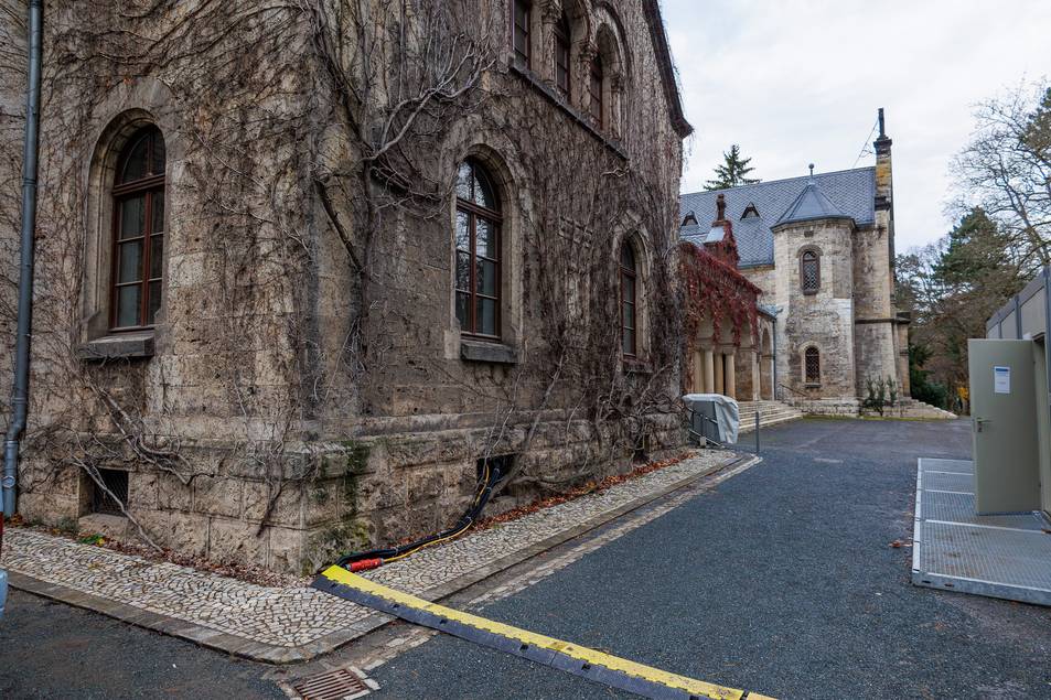 Im ersten Bauabschnitt wurden ab Ende Februar zunächst die Kelleraußenwände abgedichtet, gedämmt und die Erdung für den Blitzschutz erneuert. Dazu wurde das Gebäude an mehreren Seiten freigelegt.