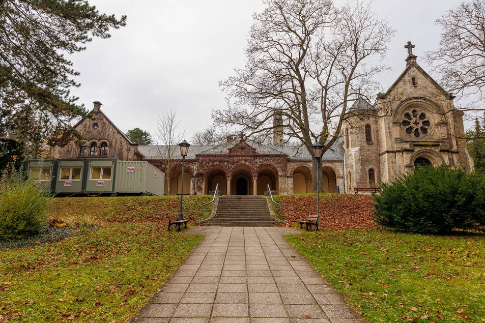 Im Jahr 1906 erhielt der Weimarer Hauptfriedhof ein neues Zentralgebäude im neoromanischen Stil mit Trauerhalle, Krematorium und Verwaltung.