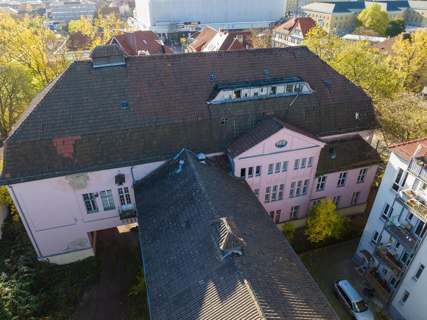 Beschädigtes Dach des Volkshauses Weimar