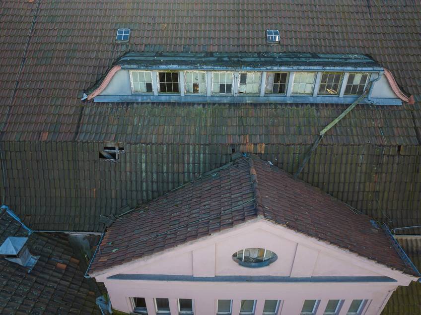 Beschädigtes Dach des Volkshauses Weimar