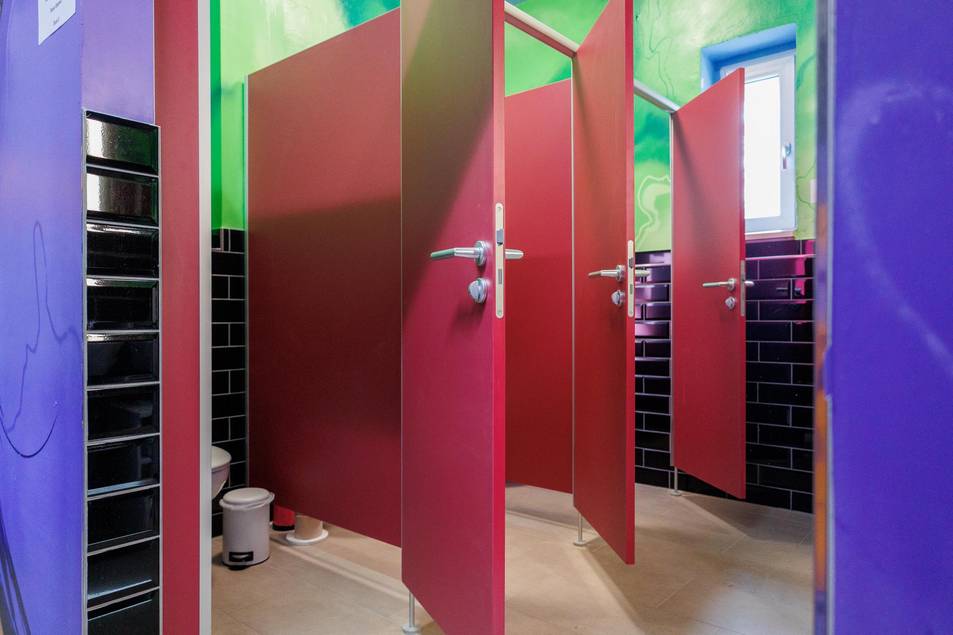 Der alte Sanitärraum wurde vollständig entkernt, Wasser- und Heizungsleitungen neu verlegt, Fußboden und Wände gefliest und die Sanitärobjekte montiert.