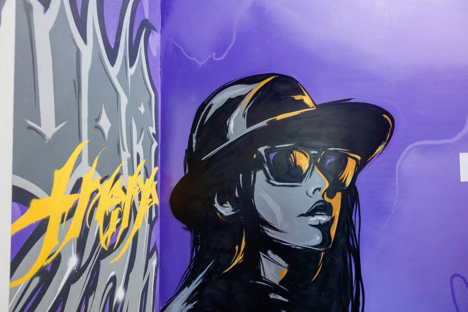 Die Wandgestaltung wurde von den Jugendlichen des Clubs selbst übernommen und brachte eine individuelle, künstlerische Note in die neuen Räume.