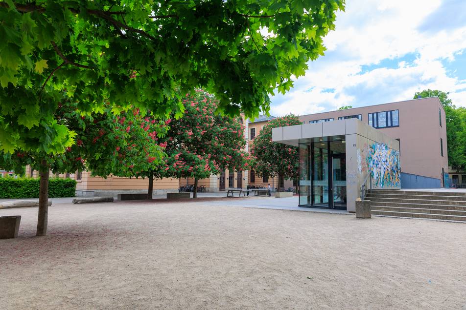 Blick über den Hof Richtung Gebäude in der Gropiusstraße