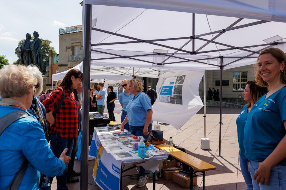 An verschiedenen Infoständen stellten die Mitarbeitenden ihre Aufgaben und Angebote vor.