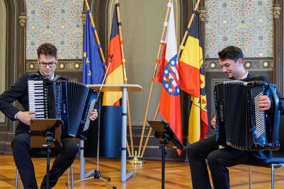 Das Duo "con:trust" begleitete die Eröffnung musikalisch.