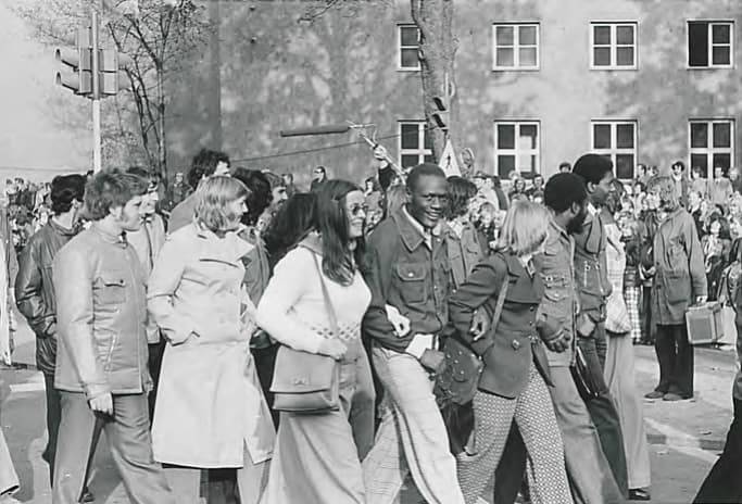 Teilnehmer des Umzugs, vermutlich eine Abordnung aus dem „Weimar-Werk“, in dem nicht wenige afrikanische Gastarbeiter tätig waren.