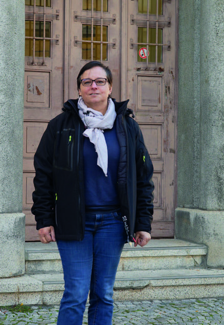Amtsleiterin Angela Braumiller vor den Eingang der Außenstelle der Stadtverwaltung am Markt, die vor Kurzem selbst Ziel von Vandalismus war.