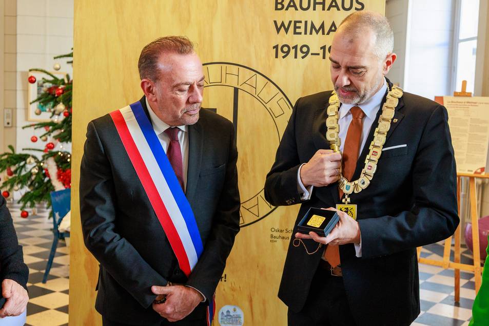 Als Dank für seinen persönlichen langjährigen Einsatz für die lebendige Städtepartnerschaft zeichnete Oberbürgermeister Peter Kleine seinen französischen Amtskollegen Marc Gricourt mit der Ehrengabe der Stadt Weimar aus.