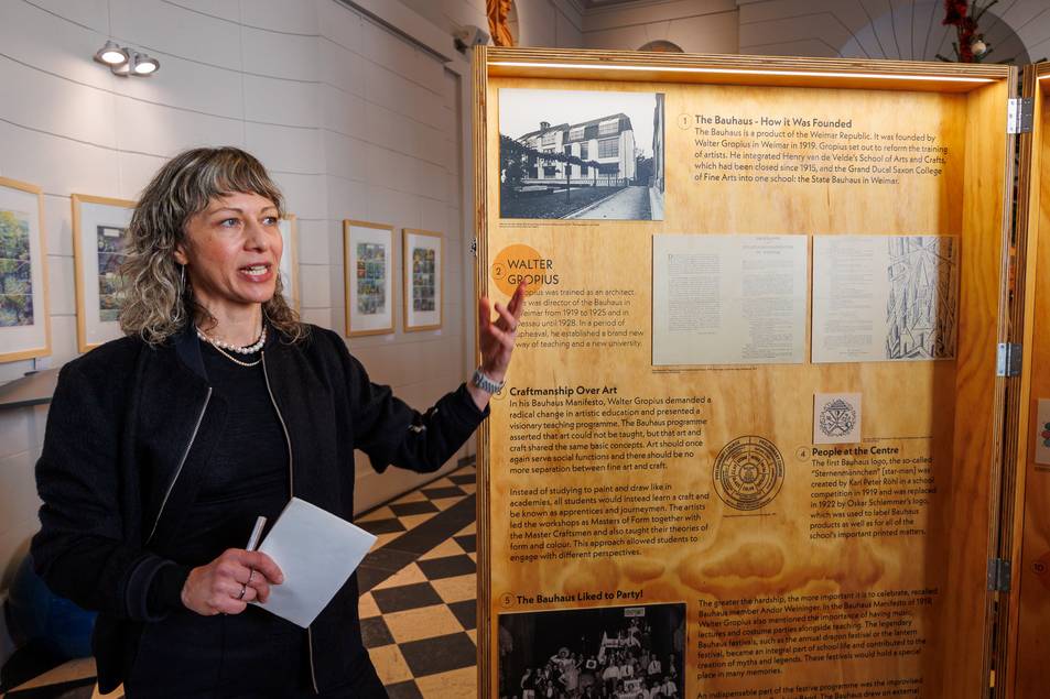 Dr. Cornelia Erdmann, Kuratorin der „Kleinsten Bauhaus-Ausstellung der Welt“ bei der Eröffnung im Rathaus in Blois. Die mobile Ausstellung reist aktuell durch Weimars Partnerstädte.  Alle Stationen: 02.05. - 18.07.2025 Hämeenlinna, Finnland | 24.07. - 14.09.2025, Zamosc, Polen | 16.09. - 21.11.2025, Schowkwa, Ukraine | 01.12.2025 - 15.01.2026, Blois, Frankreich | 23.01. - 27.03.2026, Siena, Italien | vorauss. 02.04. - 22.05.2026, Trier, Deutschland