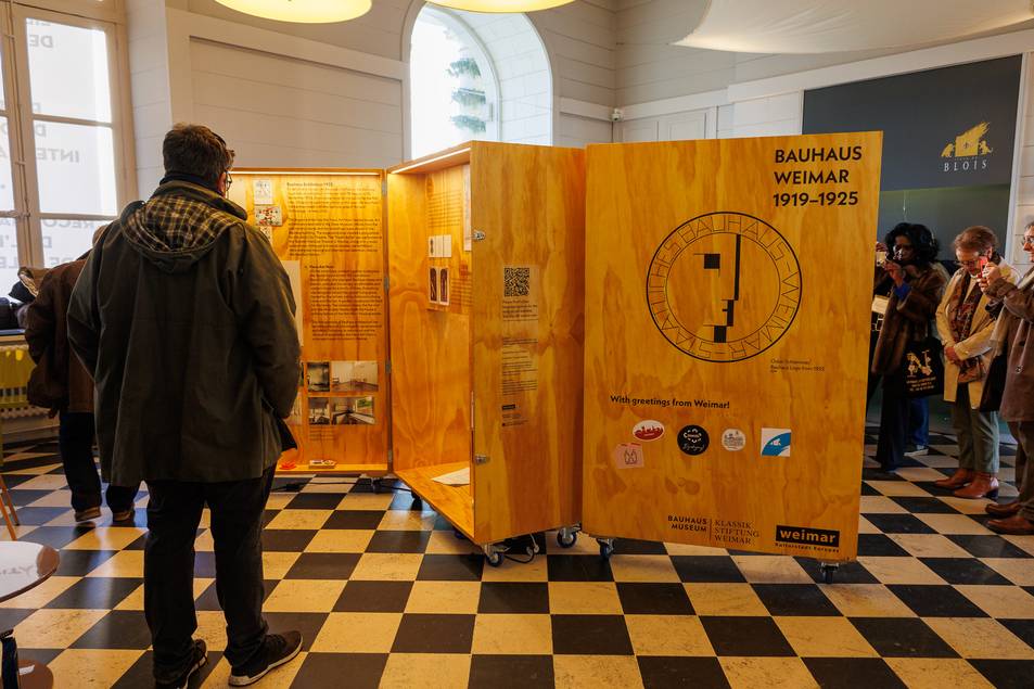 Die mobile Ausstellung im "Bauhaus-Reisekoffer" bringt die Ideen, Werke und Geschichten aus der Gründungszeit des Bauhauses in die Partnerstädte Weimars.