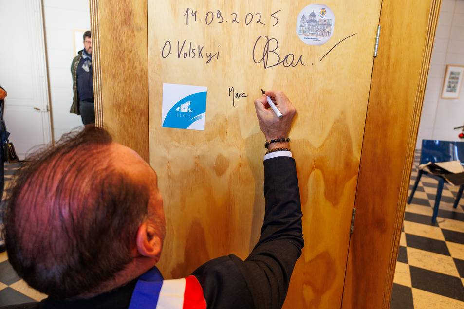 Der "Bauhaus-Reisekoffer" wird traditionell in jeder Partnerstadt von der Stadtspitze signiert.