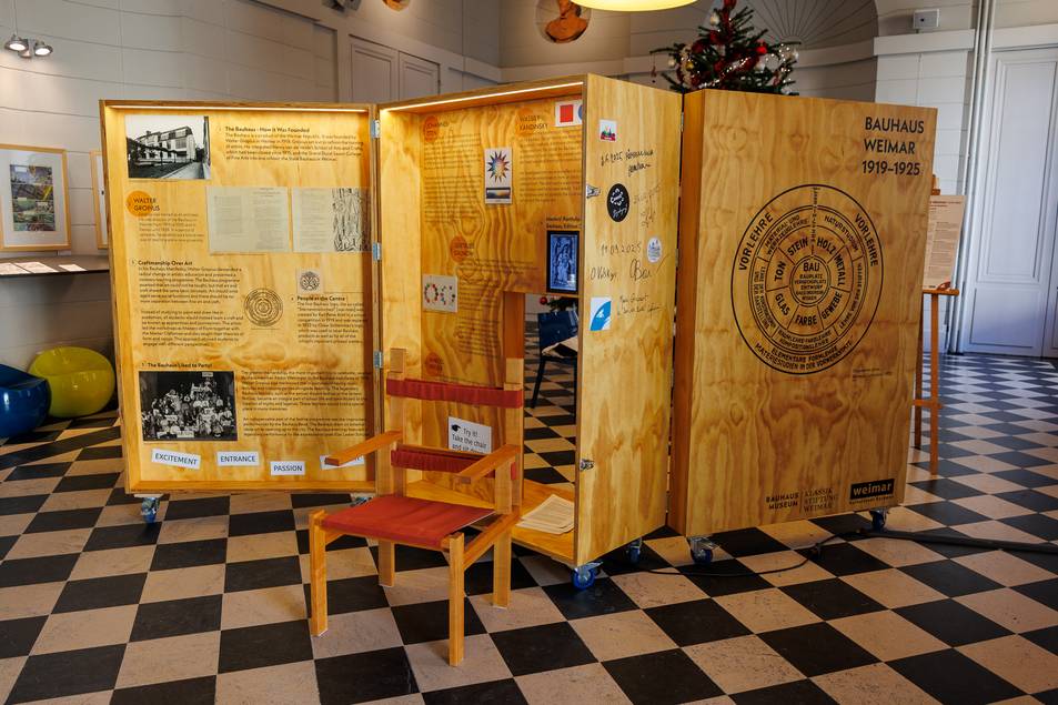 Im Gepäck des "Bauhaus-Reisekoffers": Visionen von Gropius, Farbexperimente Kandinskys, textile Entwürfe von Benita Koch-Otte und der Geist legendärer Bauhaus-Feste.  Ein Highlight ist der Nachbau des legendären Latten-Stuhls von Marcel Breuer zum Herausnehmen, auf dem die Besucherinnen und Besucher Probesitzen dürfen. Ob in Plakaten, Möbeln oder Typografie – das Bauhaus wirkt bis heute aus Weimar in die ganze Welt.