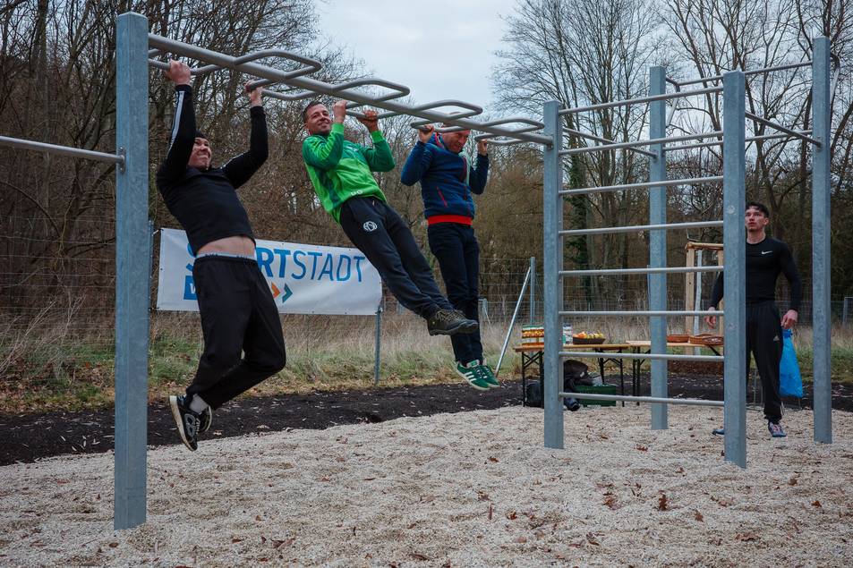 Paul Stabrey, Denis Gladziewski (HSV Turnen), Dirk Reddmann (KSSV) und Fynn Schütz (v.l.) zeigten zur Übergabe der Anlage, was an den Geräten möglich ist.