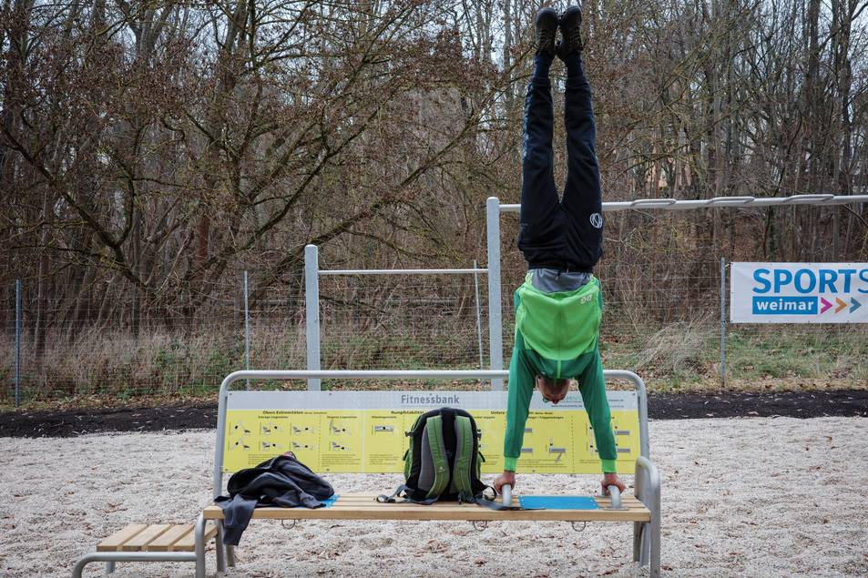 Eine Fitnessbank lädt zum Verweilen und Trainieren ein.