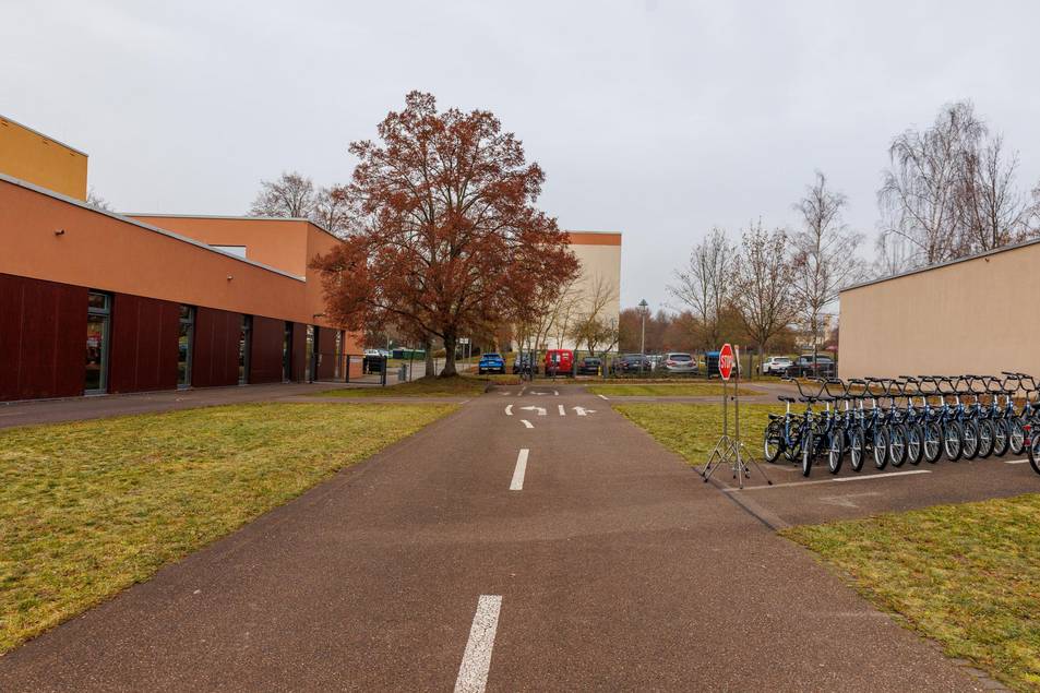 Auf dem zentralen Übungsplatz der Grundschule Lucas-Cranach trainieren alle Weimarer 4. Klassen mit den Rädern den sicheren Umgang im Straßenverkehr.