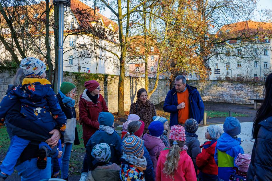 (v. l.) Kinder- und Jugendbeauftragte Sina Solaß, Beigeordnete Dr. Claudia Kolb und Marc Friedrich, Leiter des Grünflächen- und Friedhofsamts, begrüßten die Kinder der Kita Hufeland und stellten das Projekt kurz vor.