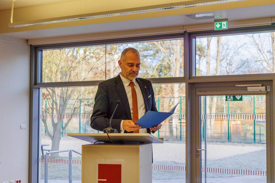 Oberbürgermeister Peter Kleine würdigte in seiner Ansprache den außergewöhnlichen Mut der beiden Schüler.