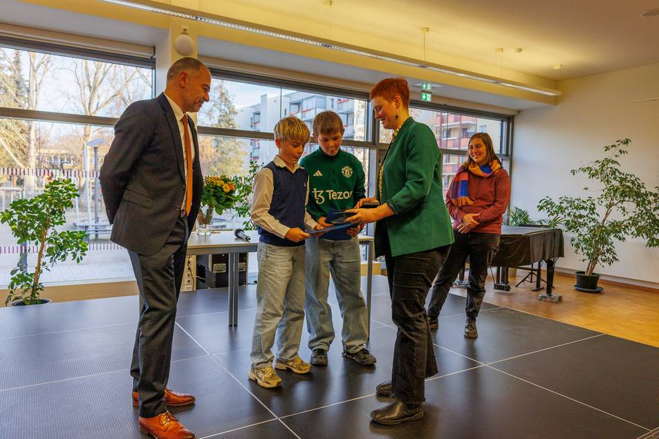 Stadträtinnen Ann-Sophie Bohm (im Bild) und Marit Haferkamp übergaben die Ehrennadeln und Blumen.