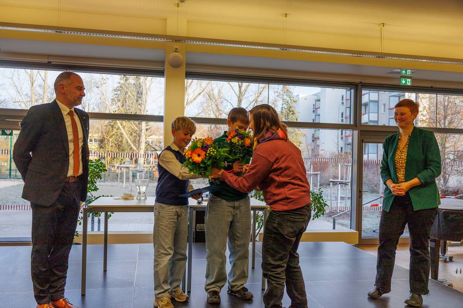 Stadträtinnen Marit Haferkamp (im Bild) und Ann-Sophie Bohm übergaben die Ehrennadeln und Blumen.