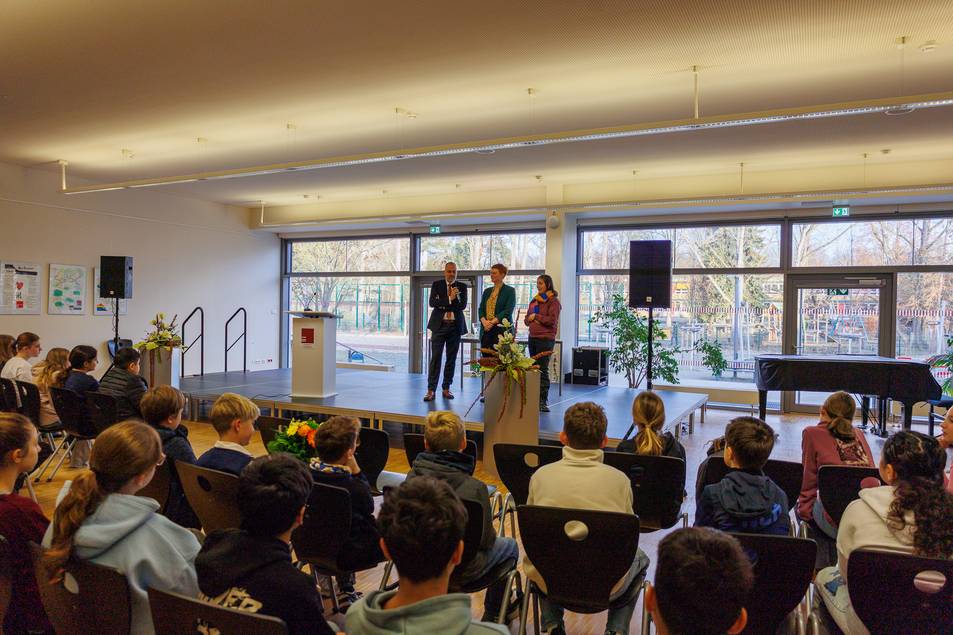 Im Anschluss stellten die Schülerinnen und Schüler Fragen unter anderem zu Mut, Zivilcourage, aber auch zur Wehrpflicht.