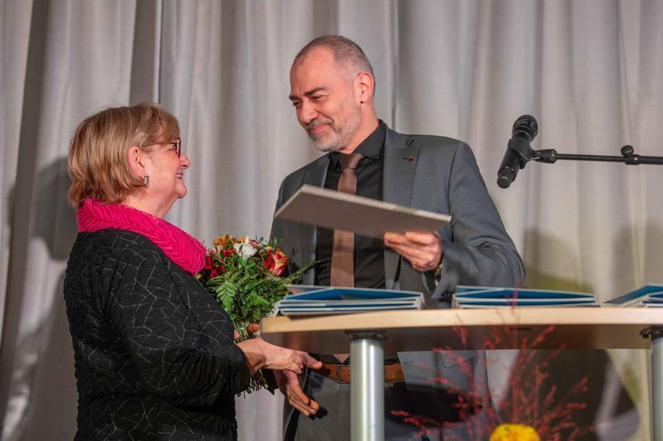 Antje Bräuer hat über Jahrzehnte das kulturelle Leben Weimars entscheidend mitgestaltet – zunächst als Pressedramaturgin, später als langjährige Leiterin des Besucherservice am Deutschen Nationaltheater. Sie war Motor und Mitgründerin des Förder- und Freundeskreises von DNT und Staatskapelle und engagierte sich maßgeblich für den Erhalt des Mehrspartentheaters, etwa während der existenzbedrohenden Debatten im Jahr 2002. Auch nach ihrem Ruhestand wirkt sie in verschiedenen kulturellen Vereinen weiter und hat mit ihrer beharrlichen, verbindenden Art das kulturelle Miteinander der Stadt nachhaltig geprägt.