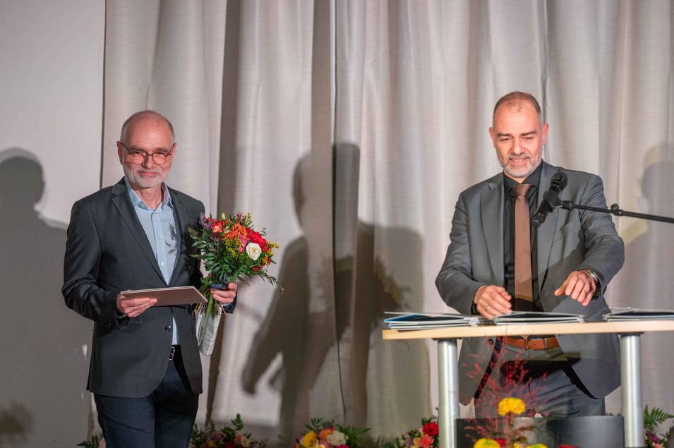 Axel Stefek prägt als Stadtchronist, Autor und engagierter Vermittler die Erinnerungskultur Weimars. Mit der von ihm herausgegebenen Jahresschrift „Beiträge zur Weimarer Geschichte“ schafft er ein zentrales Publikationsforum, das historische Themen wissenschaftlich fundiert und zugleich verständlich zugänglich macht. Durch vielfältige Stadtführungen, Vorträge und Ausstellungen eröffnet er neue Perspektiven auf die Stadt und stärkt historisches Bewusstsein und demokratische Orientierung. Sein Wirken verbindet Museen, Bürgerschaft und Stadtgeschichte und macht ihn zu einer unverzichtbaren Stimme der Weimarer Stadtidentität.