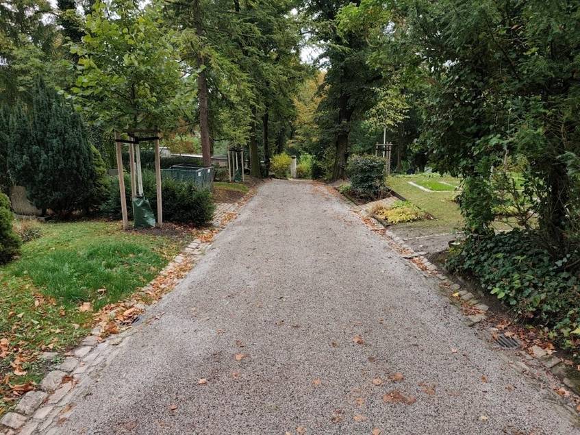 Wegabschnitt mit fertiger Makadamdecke