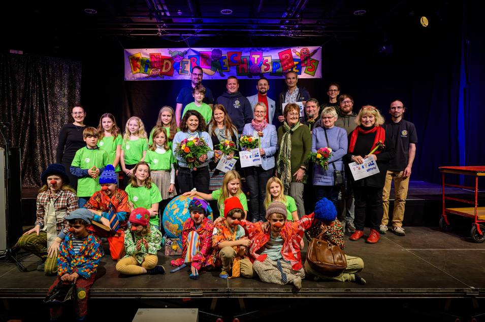 Gruppenfoto Verleihung des Kinderrechtspreises 2024
