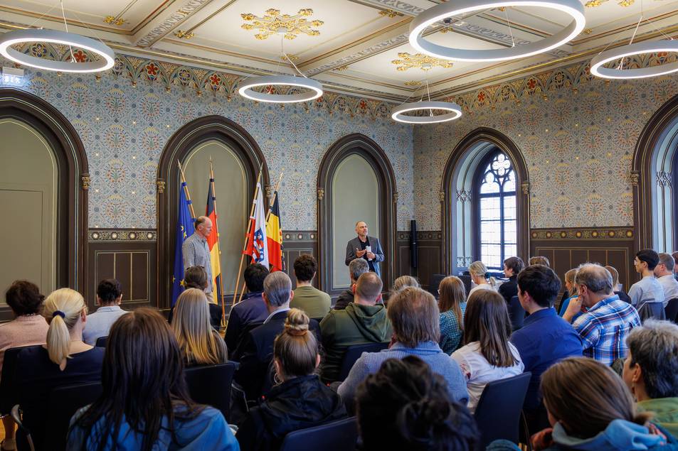 Oberbürgermeister Peter Kleine ehrte die Preisträgerinnen und Preisträger der Physikolympiade in Weimar