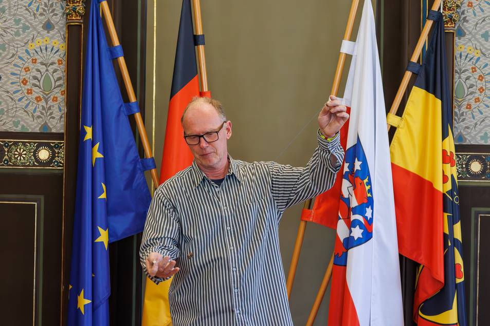 Lehrer Heiko Bauer präsentiert ein physikalisches Experiment im Festsaal des Rathauses